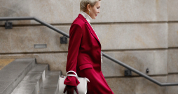 Sarkanā krāsa ir autoritatīva un enerģiska, piesaista uzmanību un rada spilgtu akcentu koptēlā Sarkanā krāsa ir autoritatīva un enerģiska, piesaista uzmanību un rada spilgtu akcentu koptēlā