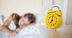 Bērnu klīniskās universitātes slimnīcas speciālisti vērsuši amatpersonu uzmanību, ka miegam ir liela nozīme atmiņas veidošanā, emociju apstrādē un smadzeņu attīstībā. Nepietiekams vai nekvalitatīvs miegs var ietekmēt bērna psihoemocionālo un fizisko veselību, pasliktināt sekmes un panākumus mācību procesā. Īpašu uzmanību vajag pievērst tieši pusaudžu tiesībām uz pilnvērtīgu miegu. Nepietiekams miega daudzums var nelabvēlīgi ietekmēt smadzeņu funkcionēšanu, kad skolēns var nebūt spējīgs kontrolēt emocijas. Tas savukārt var veicināt psiholoģiska vai psihiatriska rakstura problēmas, kas vēl vairāk pasliktina miegu. "Lēmums pamatskolā noteikt mācību laika sākumu no plkst. 8.30 un vidusskolas vecuma bērniem plkst. 9.00 būtu liels solis jauniešu veselības nodrošināšanā," raksta miega speciālisti. Bērnu klīniskās universitātes slimnīcas speciālisti vērsuši amatpersonu uzmanību, ka miegam ir liela nozīme atmiņas veidošanā, emociju apstrādē un smadzeņu attīstībā. Nepietiekams vai nekvalitatīvs miegs var ietekmēt bērna psihoemocionālo un fizisko veselību, pasliktināt sekmes un panākumus mācību procesā. Īpašu uzmanību vajag pievērst tieši pusaudžu tiesībām uz pilnvērtīgu miegu. Nepietiekams miega daudzums var nelabvēlīgi ietekmēt smadzeņu funkcionēšanu, kad skolēns var nebūt spējīgs kontrolēt emocijas. Tas savukārt var veicināt psiholoģiska vai psihiatriska rakstura problēmas, kas vēl vairāk pasliktina miegu. "Lēmums pamatskolā noteikt mācību laika sākumu no plkst. 8.30 un vidusskolas vecuma bērniem plkst. 9.00 būtu liels solis jauniešu veselības nodrošināšanā," raksta miega speciālisti.