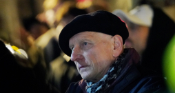 Latvijas Tautas frontes pirmais priekšsēdētājs Dainis Īvāns Doma laukumā, kur notiek protests "Nosargāsim Māti Latviju" pret izstāšanos no Eiropas Padomes Konvencijas par vardarbības pret sievietēm un vardarbības ģimenē novēršanu un apkarošanu (Stambulas konvencijas).