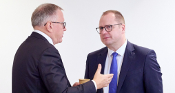 Ministrs Raimonds Čudars (no labās) atzinis, ka neredz pamata piešķirt valsts budžeta dotāciju Valkas novadam, arī finanšu ministrs Arvils Ašeradens to nesolīja, taču piebildis, ka tikšot meklēts veids, kā Valkas novada problēmas risināt.