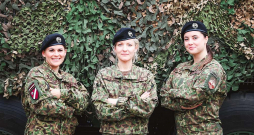 Signi Birkenbergu (no kreisās), Ilzi Lāci un Lauru Vēberi-Krastiņu vieno atziņa, ka Zemnessardzē katra diena nes kaut ko jaunu un aizraujošu. Signi Birkenbergu (no kreisās), Ilzi Lāci un Lauru Vēberi-Krastiņu vieno atziņa, ka Zemnessardzē katra diena nes kaut ko jaunu un aizraujošu.