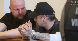 Bandas vadonis Raivis Jansons (no kreisās) un Roberts Davidovs-Stašs tiesas sēdē.