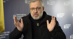 No amata trešdien tika atstādināts Ukrainas tieslietu ministrs Hermans Haluščenko, kurš no 2021. gada aprīļa līdz šā gada jūlijam ieņēma enerģētikas ministra amatu, bet pašlaik ierauts korupcijas skandālā.