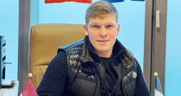 Artjoms Rudņevs paraksta līgumu un dzimtajā Daugavpilī sāks trenera gaitas. Šobrīd 37 gadus vecais Rudņevs ir vienīgais Latvijas futbolists, kurš spēlējis Vācijas bundeslīgā, turklāt darījis to ļoti veiksmīgi.