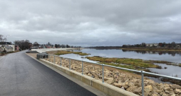 Jēkabpili no plūdiem sargās jaunais Daugavas aizsargdambis.