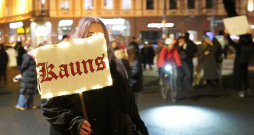Cilvēki laukumā pie Brīvības pieminekļa pēc protesta Doma laukumā. Cilvēki laukumā pie Brīvības pieminekļa pēc protesta Doma laukumā.