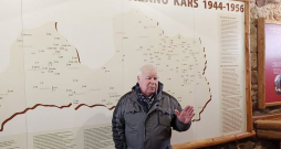 “Kā redzat šajā kartē, nacionālo partizānu karš Latvijas teritorijā turpinājās līdz pat 1956. gadam. Tie nav mīti vai leģendas, bet reāli fakti. Izturīgākos vīrus no meža ārā dabūja nevis okupācijas vara, bet reimatisms vai tuberkuloze – reti kurš tagad spētu iedomāties, kā ir, ja zemnīcās jādzīvo 17 gadi,” pie Nacionālās pretošanās muzeja ekspozīcijas stenda Rendā stāsta vēsturnieks Andrejs Ķeizars. “Kā redzat šajā kartē, nacionālo partizānu karš Latvijas teritorijā turpinājās līdz pat 1956. gadam. Tie nav mīti vai leģendas, bet reāli fakti. Izturīgākos vīrus no meža ārā dabūja nevis okupācijas vara, bet reimatisms vai tuberkuloze – reti kurš tagad spētu iedomāties, kā ir, ja zemnīcās jādzīvo 17 gadi,” pie Nacionālās pretošanās muzeja ekspozīcijas stenda Rendā stāsta vēsturnieks Andrejs Ķeizars.
