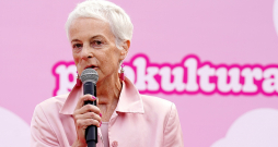 "Vēzis un krūšu veselība Latvijā daudziem joprojām ir tabu, un fonds nolēma, ka šī attieksme ir jāmaina. Aizsākām jaunu kustību "Pupkultūra"," stāsta Zinta Uskale. Attēlā: Z. Uskale krūšu veselības mēnesim veltītajā pasākumā pagājušā gada rudenī. "Vēzis un krūšu veselība Latvijā daudziem joprojām ir tabu, un fonds nolēma, ka šī attieksme ir jāmaina. Aizsākām jaunu kustību "Pupkultūra"," stāsta Zinta Uskale. Attēlā: Z. Uskale krūšu veselības mēnesim veltītajā pasākumā pagājušā gada rudenī.