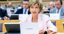 Eiropas Parlamenta deputāte Inese Vaidere: "Slovākija vēl šobrīd lielās ar to, ka importē tikai vairs 50% Krievijas gāzes un naftas savu vajadzību nodrošināšanai. Es par šādiem vārdiem saķeru galvu un saku: gandrīz četri gadi ilgst karš, bet jūs joprojām importējat 50%? Tas ir ārprāts!" Eiropas Parlamenta deputāte Inese Vaidere: "Slovākija vēl šobrīd lielās ar to, ka importē tikai vairs 50% Krievijas gāzes un naftas savu vajadzību nodrošināšanai. Es par šādiem vārdiem saķeru galvu un saku: gandrīz četri gadi ilgst karš, bet jūs joprojām importējat 50%? Tas ir ārprāts!"