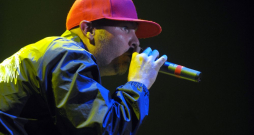 Amerikāņu grupas "Limp Bizkit" vokālists Freds Dērsts. 