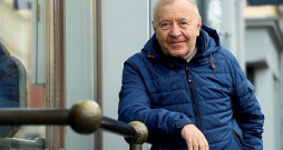 Jakovs Rafaļsons: "No visām manis saņemtajām balvām lielākā ir skatītāju mīlestība. Tāpēc, kad izeju uz skatuves, vienmēr apzinos, ka nav tiesību nolaisties zem man Dieva dāvātās meistarības un atdeves sliekšņa." Jakovs Rafaļsons: "No visām manis saņemtajām balvām lielākā ir skatītāju mīlestība. Tāpēc, kad izeju uz skatuves, vienmēr apzinos, ka nav tiesību nolaisties zem man Dieva dāvātās meistarības un atdeves sliekšņa."