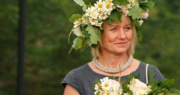 Tukuma bibliotēkas vecākā bibliotekāre Daiga Šmitenberga. Tukuma bibliotēkas vecākā bibliotekāre Daiga Šmitenberga.