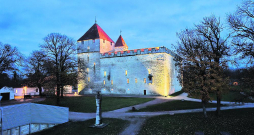 Kuresāres pils – cietoksnis vakara gaismās.