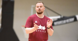 Latvijas basketbola sieviešu izlases galvenais treneris Matīss Rožlapa. Latvijas basketbola sieviešu izlases galvenais treneris Matīss Rožlapa.