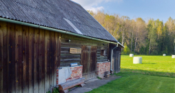 Mednieku māja iekārtota saimniecības ēkā.