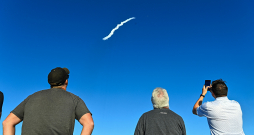 Cilvēki vēro, kā “Blue Origin” raķete “New Glenn” paceļas no 36. palaišanas kompleksa savā otrajā palaišanas mēģinājumā Kanaveralas Kosmosa spēku stacijā 2025. gada 13. novembrī, Floridā. “New Glenn” otrā misija NG-2 nogādā uz Marsu NASA dvīņu kosmosa zondes “ESCAPADE”, bet uz borta atrodas arī “Viasat” tehnoloģiju demonstrators, kas paredzēts NASA Sakaru pakalpojumu projekta atbalstam.