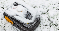 Zālespļāvēju robotu ziemā uzglabā iekštelpās.