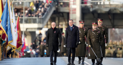 Aizsardzības ministrs Andris Sprūds (no kreisās), Valsts prezidents Edgars Rinkēvičs, Valsts prezidenta adjutants Egīls Tišanovs un Nacionālo bruņoto spēku komandieris ģenerālmajors Kaspars Pudāns piedalās Latvijas proklamēšanas 107.gadadienai veltītajā Latvijas un tās sabiedroto bruņoto spēku, Iekšlietu ministrijas pakļautības iestāžu un Jaunsardzes vienību militārajā parādē 11. novembra krastmalā. Aizsardzības ministrs Andris Sprūds (no kreisās), Valsts prezidents Edgars Rinkēvičs, Valsts prezidenta adjutants Egīls Tišanovs un Nacionālo bruņoto spēku komandieris ģenerālmajors Kaspars Pudāns piedalās Latvijas proklamēšanas 107.gadadienai veltītajā Latvijas un tās sabiedroto bruņoto spēku, Iekšlietu ministrijas pakļautības iestāžu un Jaunsardzes vienību militārajā parādē 11. novembra krastmalā.