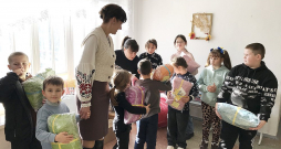 Maļiņivkas pamatskolas bērni saņēmuši dāvanas, ko sagādāja ziedotāji no Latvijas.