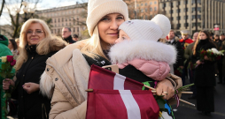 Rīdzinieki un galvaspilsētas viesi valsts svētkos pulcējās pie Brīvības pieminekļa un krastmalā, vērojot parādi.