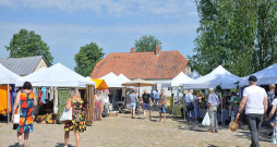 Straupes "Slow Food" tirdziņa nevīstošā popularitāte pierāda, ka tradicionālajai tirgus kultūrai ir attīstības potenciāls arī mūsdienās. Viena no panākumu atslēgām esot rūpīga tirgoties gribētāju atlase – svarīgi, lai produkciju tirgotu pats tās ražotājs, kas pircējam zina pastāstīt, kā produkts ir audzēts un kā to vislabāk var izmantot.