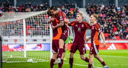 Par Vladislava Gutkovska vārtu guvumu pret Serbiju priecājas rezultatīvās piespēles autors Lūkass Vapne, un komandas biedrus sveikt steidz arī Maksims Toņiševs ar Eduardu Dašķeviču.