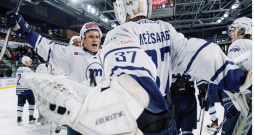 "Mogo/RSU" spēlētāji ar uzvaru apsveic komandas vārtsargu Kārli Mežsargu.