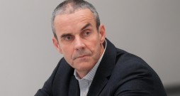 Paula Stradiņa Klīniskās universitātes slimnīcas Infekciju uzraudzības dienesta vadītājs Uga Dumpis piedalās Slimību profilakses un kontroles centra rīkotajā preses konferencē, kurā aicina iedzīvotājus vakcinēties pret sezonālo gripu.