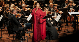 Skats no "Gurres dziesmu" atskaņojuma Liepājas koncertzāles "Lielais dzintars" desmit gadu svinību koncertā.