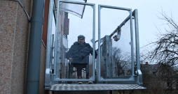 Pateicoties jaunajam pacēlājam, Gulbenes iedzīvotāja Mārīte beidzot var iziet no mājas saviem spēkiem. 