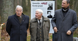 Nacionālās karavīru biedrības Rendas nodaļas biedri rūpējas par bijušo brīvības cīnītāju piemiņu.