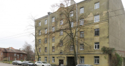 Māja Rīgā, Kalna ielā, no kuras nokrita lāsteka.