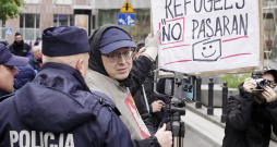 Protestējot pret ukraiņu bēgļiem, vīrietis Varšavā 10. maijā tur plakātu "Bēgļi cauri netiks".