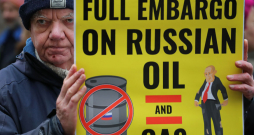 Putina režīmam galvenais ienākumu avots ir naftas un gāzes eksports, kas palīdz turpināt karu Ukrainā. Protestētāja plakāts aicina pilnībā atteikties no Krievijas naftas un gāzes.