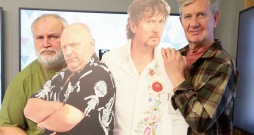 Atkal sagājuši kopā un dzirksteļo Radio SWH LV ēterā, kā nebūtu
vienpadsmit gadu pārtraukuma. Vai nav brīnums, jo Andris
Freidenfelds, saukts arī par Fredi, raidījuma “BB Brokastis” vadītāju šķiršanos savulaik nosauca par likumsakarīgu attiecību
nāvi tāpēc, ka ar Kasparu Upacieru jeb Ufo, bija kļuvuši par
lieliem pretpoliem.