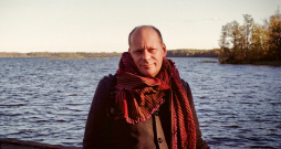 Valodnieks, tulkotājs Snorre Karkonens Svensons.