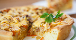 Pīrāgs ar skābu kāpostu pildījumu.