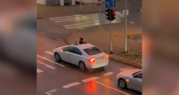 Redzams, ka bērniem pa lūkām atļauts piecelties kājās, kas, protams, ir kategoriski aizliegts.