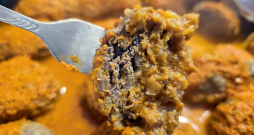 Slinkie stirnas tīteņiceptu tomātu un paprikas mērcē.