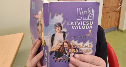 Jaunieši uzskata, ka komunicēt valsts valodā ārpus skolas ir pat svarīgāk nekā tas, ko māca latviešu valodas stundās, kur var apgūt tikai pamatus un gramatiku.