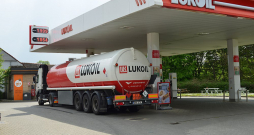 ASV noteiktās sankcijas, kas pilnībā stāsies spēkā 22. novembrī, iedzinušas pamatīgās sprukās lielākos Krievijas naftas uzņēmumus "Lukoil" un "Rosņeftj". Tas varētu krietni apgrūtināt Krievijai kara finansēšanu Ukrainā.