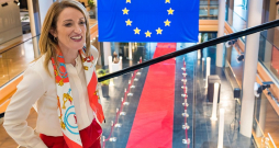 "Šajā Eiropas Parlamentā par savu misiju esam izvirzījuši pārraut tā sauktos Briseles un Strasbūras burbuļus un tuvināt Eiropu cilvēkiem, kurus mēs pārstāvam," atklājot pirmo ES Parlamentārās demokrātijas forumu, uzsvēra EP priekšsēdētāja Roberta Metsola.