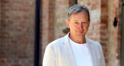 Guntars Ķirsis "Latvijas Koncertus" vadījis jau 20 gadus, tomēr nu ir spiests atkāpties, visticamāk, saistībā ar anonīmajā vēstulē pausto.