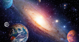 Avotos vēstīts, ka no visas šīs jaunās informācijas un jauno atklājumu virknes pētnieki secinājuši: pirmās apdzīvojamās planētas Visumā varēja rasties jau pirmo 200 miljonu tā pastāvēšanas gadu laikā.