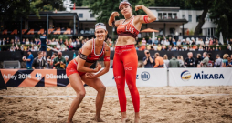 Tīna Graudiņa (pa kreisi) un Anastasija Samoilova.