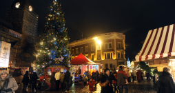 Doma laukuma Ziemassvētku egles iedegšana.