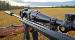 Uzlika uzmontēta uz tēmēkļa. Uzlika uzmontēta uz tēmēkļa.