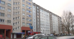 Ugunsgrēkā daudzdzīvokļu namā Pļavniekos iet bojā divi cilvēki.