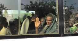 Bērns māj ar roku no autobusa, kad bērni, kurus “Boko Haram” nolaupīja no Kankaras Zinātnes vidusskolas Nigērijas ziemeļrietumu Katsinas štatā, tiek vesti mājās pēc atbrīvošanas 2020. gada 18. decembrī. — Vairāk nekā 300 Nigērijas skolas zēnu ceturtdien tika atbrīvoti pēc nolaupīšanas uzbrukumā, par kuru atbildību uzņēmās “Boko Haram”, paziņoja amatpersonas, lai gan nebija skaidrs, vai daļa joprojām atrodas nolaupītāju rokās.