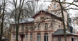 Starpkaru periodā nozīmīga bija Dr. L. Šēnfelda nervu slimnieku un garā vājo privātslimnīca Atgāzenes ielā (1934. gadā nosaukta par “Torņkalna privāto nervu slimnīcu un sanatoriju”) un Dr. A. Šēnfelda nervu un garā slimo slimnīca “Atgāzene”, ko atklāja 1933. gadā Vienības gatvē.